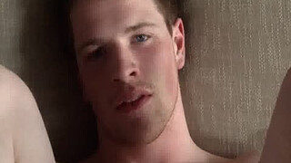 Красавчик дрочит член и показывает тугой анус