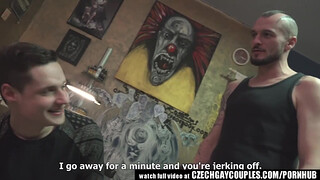 Парни в тату салоне устроили приятную групповушку