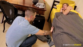 Красиво отлизал обнаженному гею здоровый член