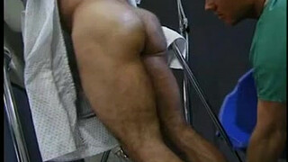 Доктор соблазнил пациента на осмотре и отсосал член