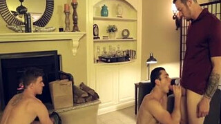 Парень с тату развел друзей на групповой трах