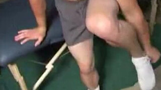 Качок проникает большим членом в узкое очко парня