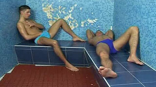 Чувствует сладкую боль во время анального траха