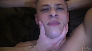 Отдался на большой кровати в анальную дырочку