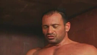 Секс втроем в обнаженном виде на сеновале