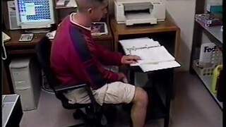 Красивый паренек с накаченным телом дрочит свой пенис