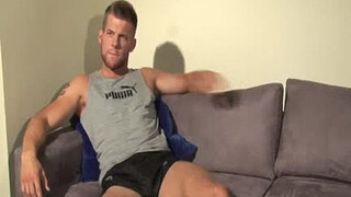 Уединился и надрочил здоровый хрен пальцами