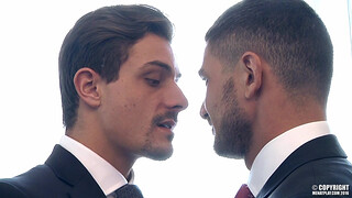 Наклонил мужика раком и присунул член в очко