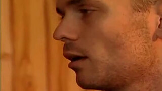 Парень трахает друга в гейском порно