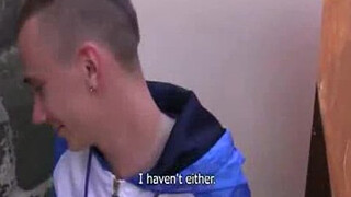 Молодой гей сосет и дрочит член незнакомца