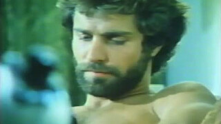 Сексапильный мужчина делает минет чуваку в групповом гей порно