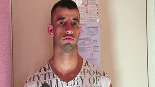 Красивый гей в душе дрочит свой огромный пенис