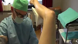 Опытный доктор делает анальный фистинг гею