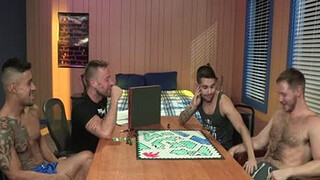 Страстные парни устроили гейскую групповушку