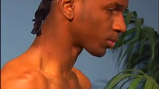 Ебливый негр проебал рот и попку белого голубка