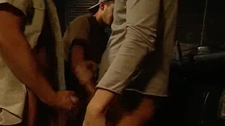 Сексуальный блондин крупным планом сосет два пениса одновременно