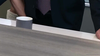 Мускулистый телохранитель отсосал у своего босса