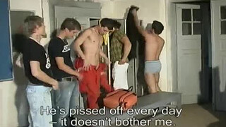 Два парня раздели друга и трахнули его в две залупы в раздевлке