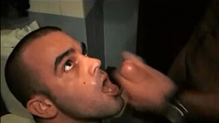 Бородатый гей получает сперму на бородку и в рот