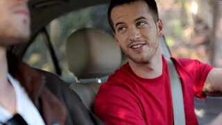 Татутированный парень лежит на спине и получает в очко толстый член