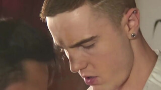 Мулат с татухами на теле ебет студента в глотку прямо в кабинете