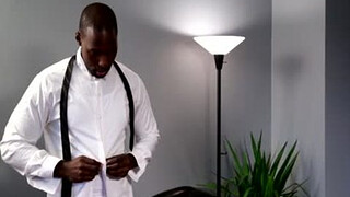 Шоколадные геи в белых рубашках трахаются в офисе на столе