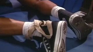 Гей сжимает одной рукой свой пенис и пенис друга