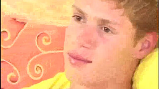 Кучерявый блондин сольно мнет свой пенис перед вебкой