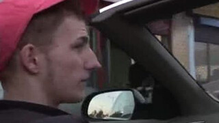 Красивый курьер трахнул незнакомца глоткой и в гостиной