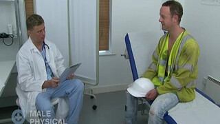 Гей врач соблазнил пациента и трахнул его обеими руками