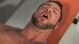 Три накачанных гея за решеткой ебутся по кругу