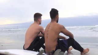 Мулат с татухами на теле трахает незнакомца в отеле на постели