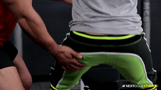 Спортивный тренер трахает сексуального парня в спортзале