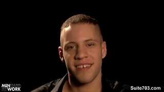 Красивый гей за барной стойкой ебет сексуального парня