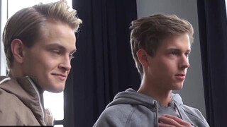 Молоденькие геи страстно целуются перед фотографом