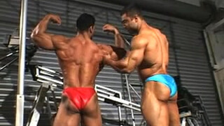 Мускулистые геи с пристрастием демонстрируют тела