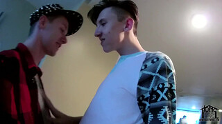 Голые студенты перепихнулись друг с другом в анал в позе раком