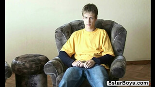 Стеснительный парень ласкает член и брызгает на себя спермой