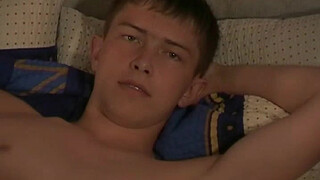 Паренек ласкает писюн и кончает сразу после принятия душа